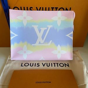 ‼️sold‼️ LV ESCALE POCHE TOILETTE 26